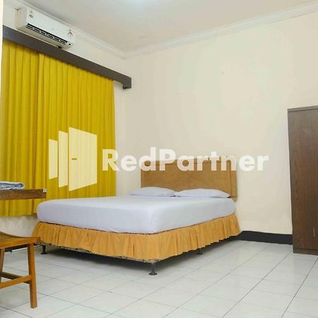 Hotel Transit 1 Makassar RedPartner Exteriör bild