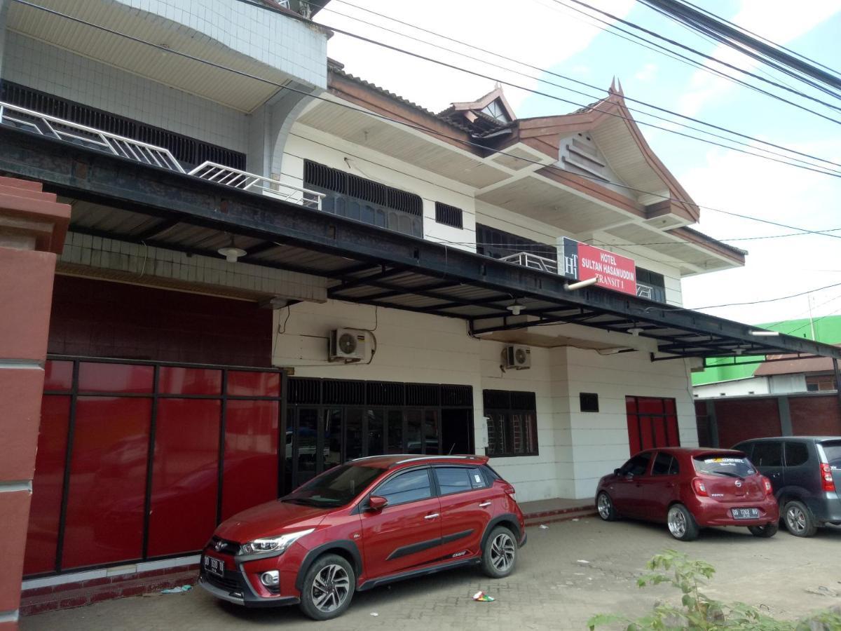 Hotel Transit 1 Makassar RedPartner Exteriör bild