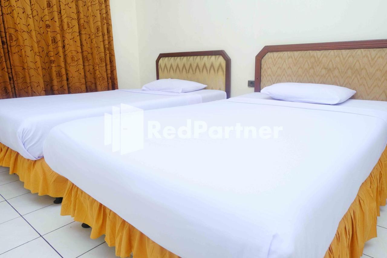 Hotel Transit 1 Makassar RedPartner Exteriör bild