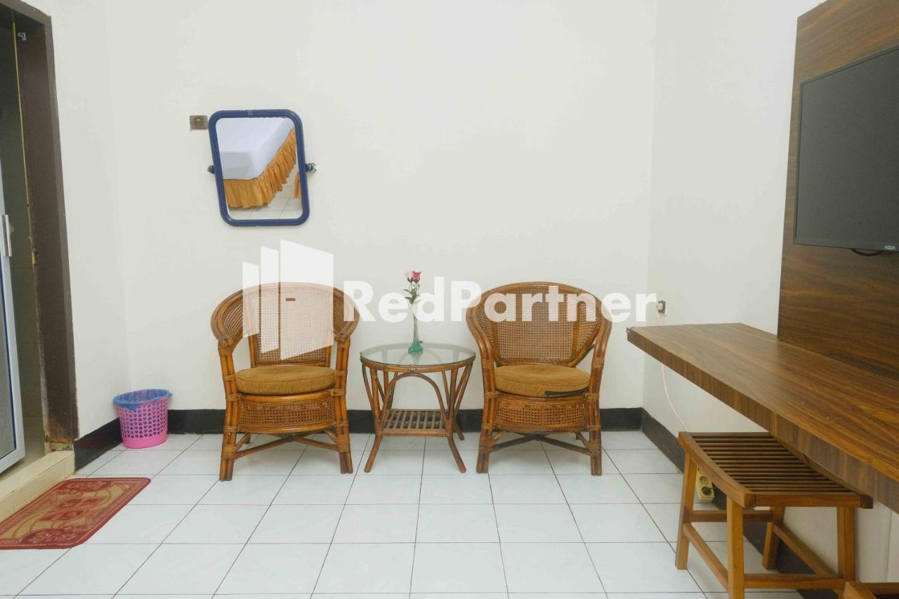 Hotel Transit 1 Makassar RedPartner Exteriör bild