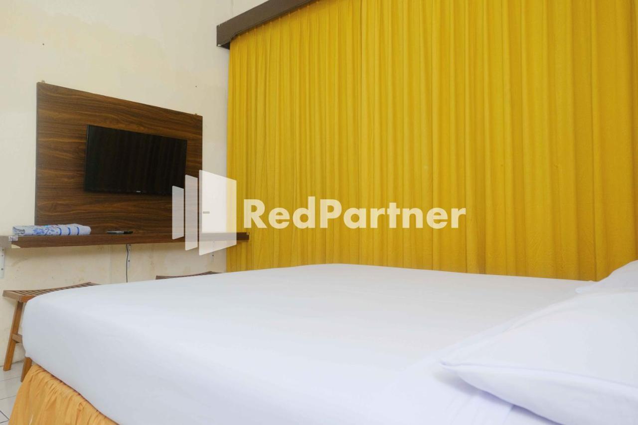 Hotel Transit 1 Makassar RedPartner Exteriör bild