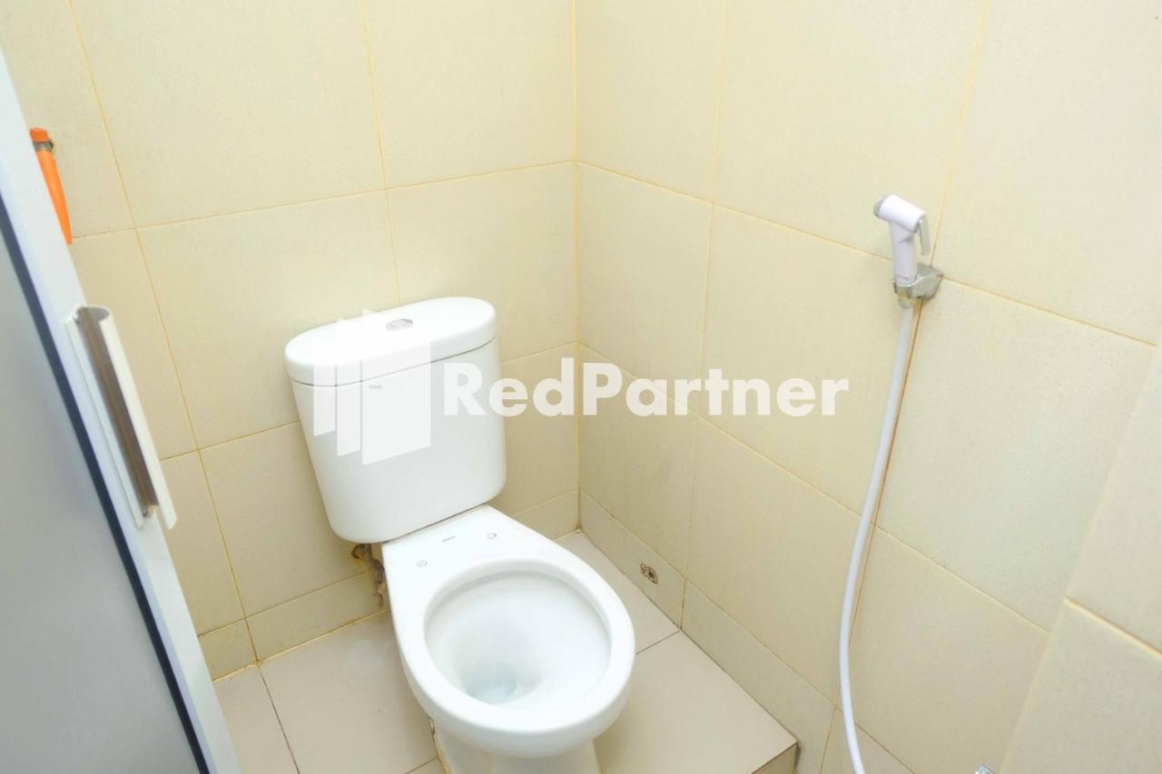 Hotel Transit 1 Makassar RedPartner Exteriör bild