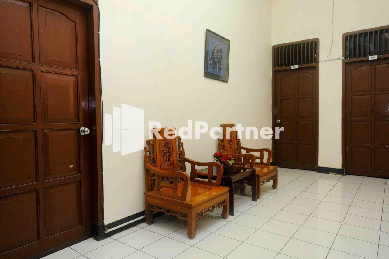Hotel Transit 1 Makassar RedPartner Exteriör bild