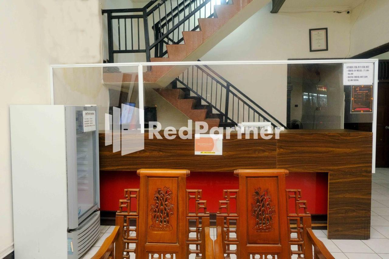Hotel Transit 1 Makassar RedPartner Exteriör bild