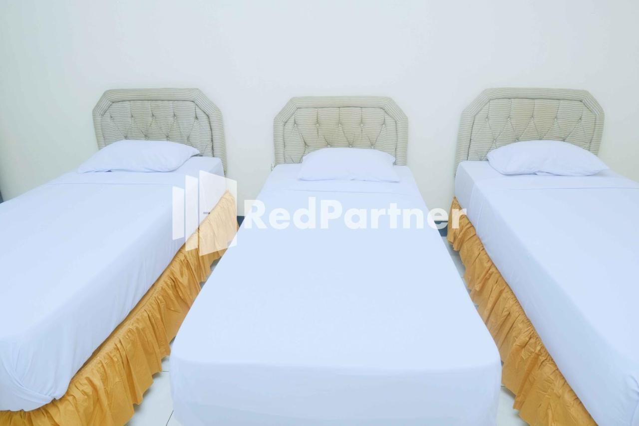 Hotel Transit 1 Makassar RedPartner Exteriör bild