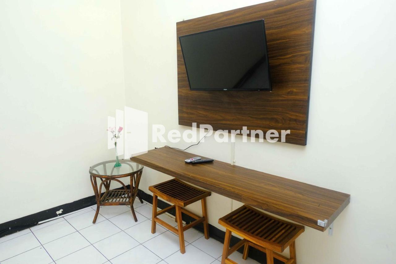 Hotel Transit 1 Makassar RedPartner Exteriör bild