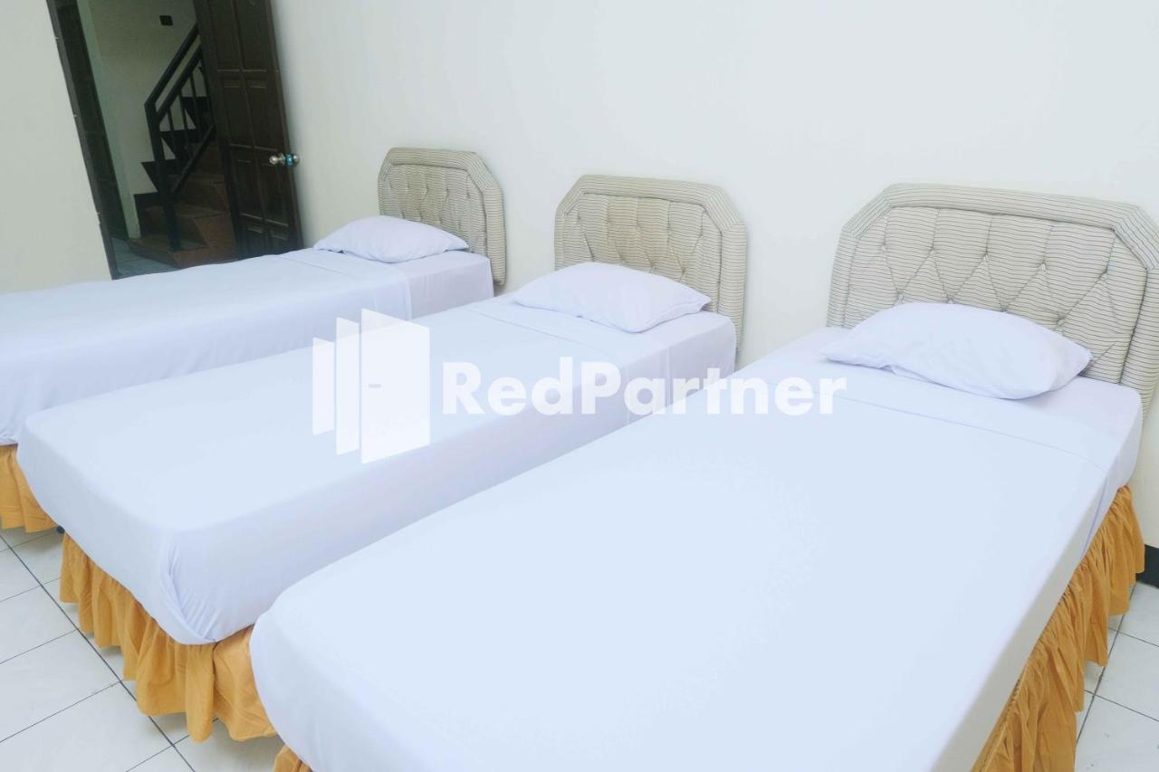 Hotel Transit 1 Makassar RedPartner Exteriör bild